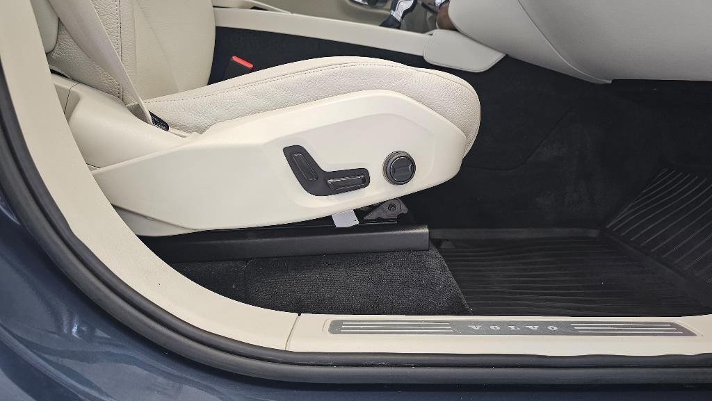 used 2022 Volvo XC90 car, priced at $41,208