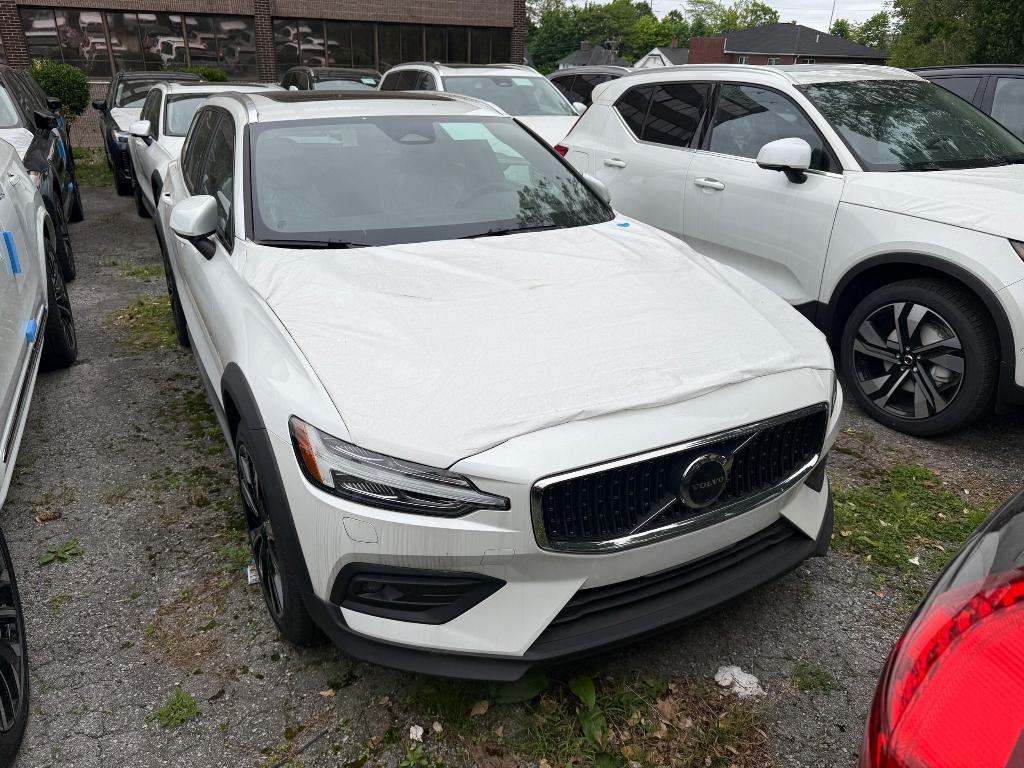 new 2025 Volvo V60 Cross Country car, priced at $58,525