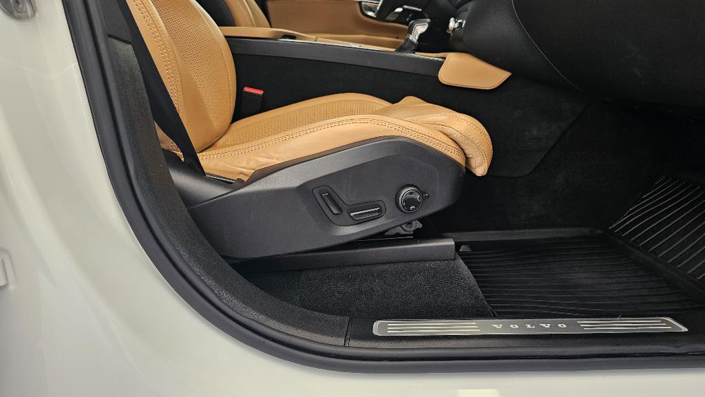 used 2022 Volvo XC90 car, priced at $40,207