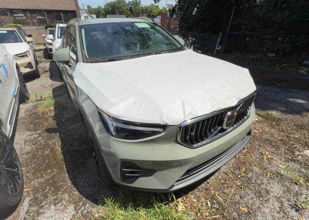 new 2025 Volvo XC40 car, priced at $52,215
