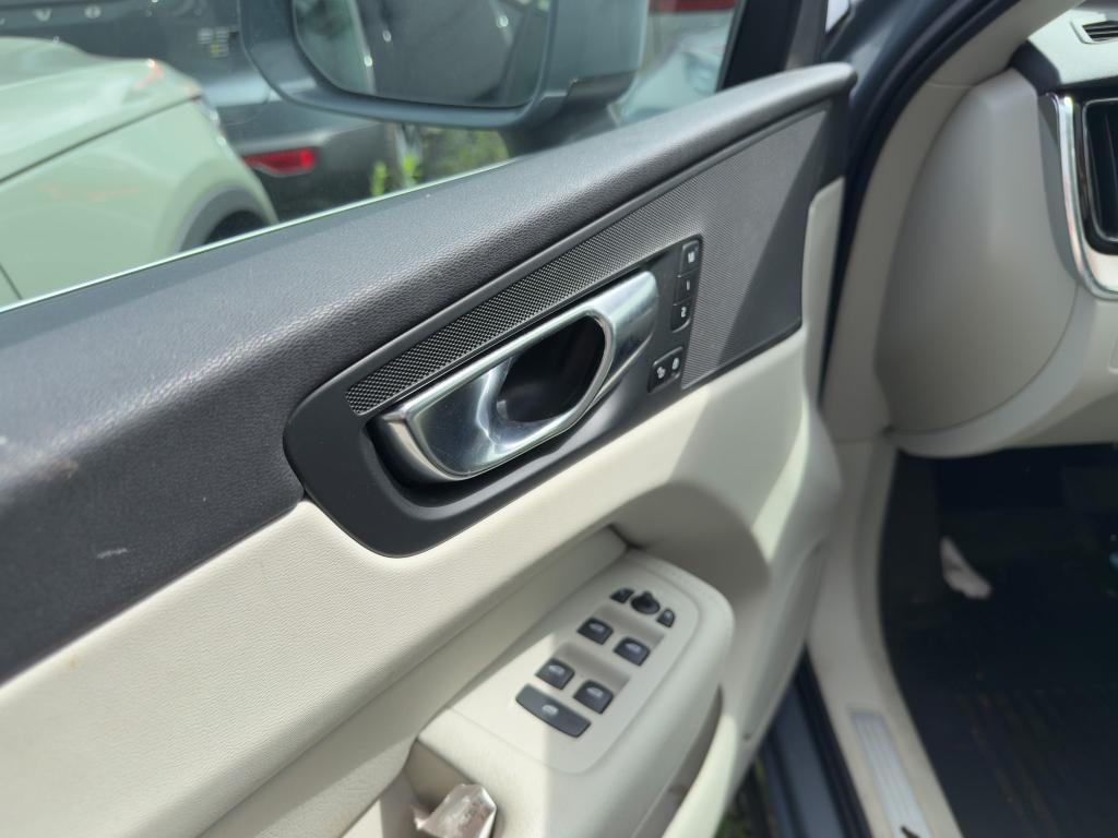 used 2022 Volvo XC60 car, priced at $32,164