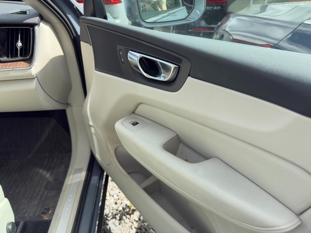 used 2022 Volvo XC60 car, priced at $32,164