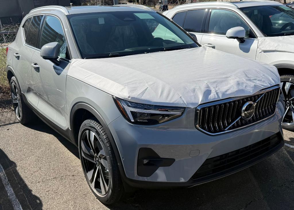 new 2025 Volvo XC40 car, priced at $52,215
