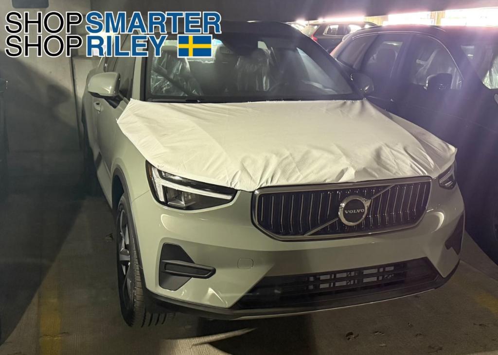 new 2025 Volvo XC40 car, priced at $35,272