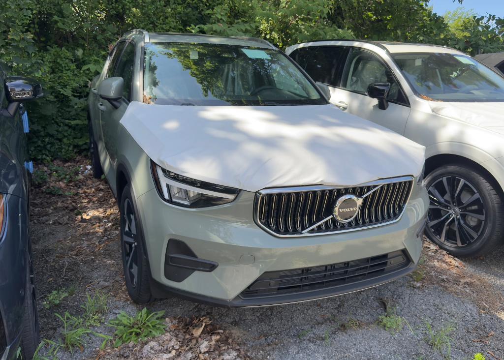 new 2025 Volvo XC40 car, priced at $35,272