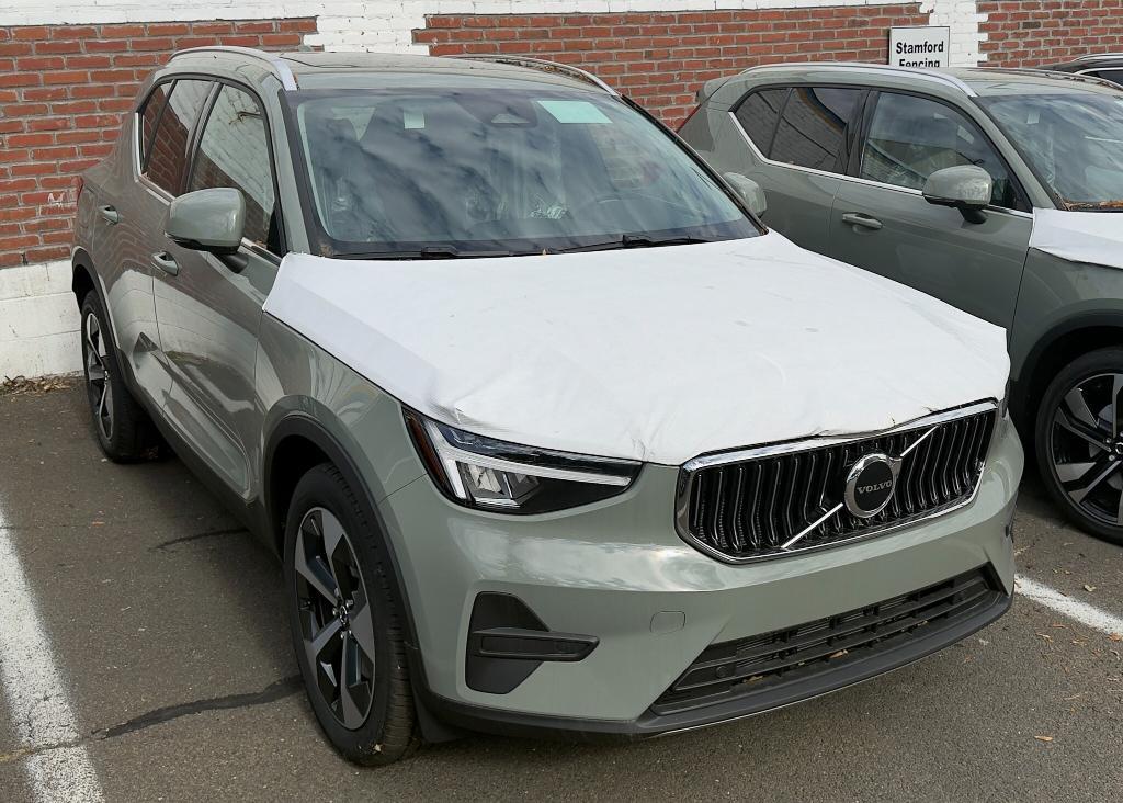 new 2025 Volvo XC40 car, priced at $35,272