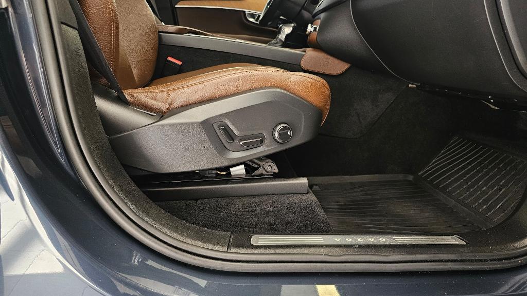 used 2022 Volvo XC90 car, priced at $35,620