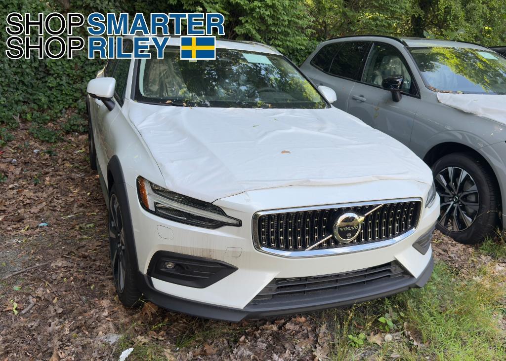 new 2025 Volvo V60 Cross Country car, priced at $61,725
