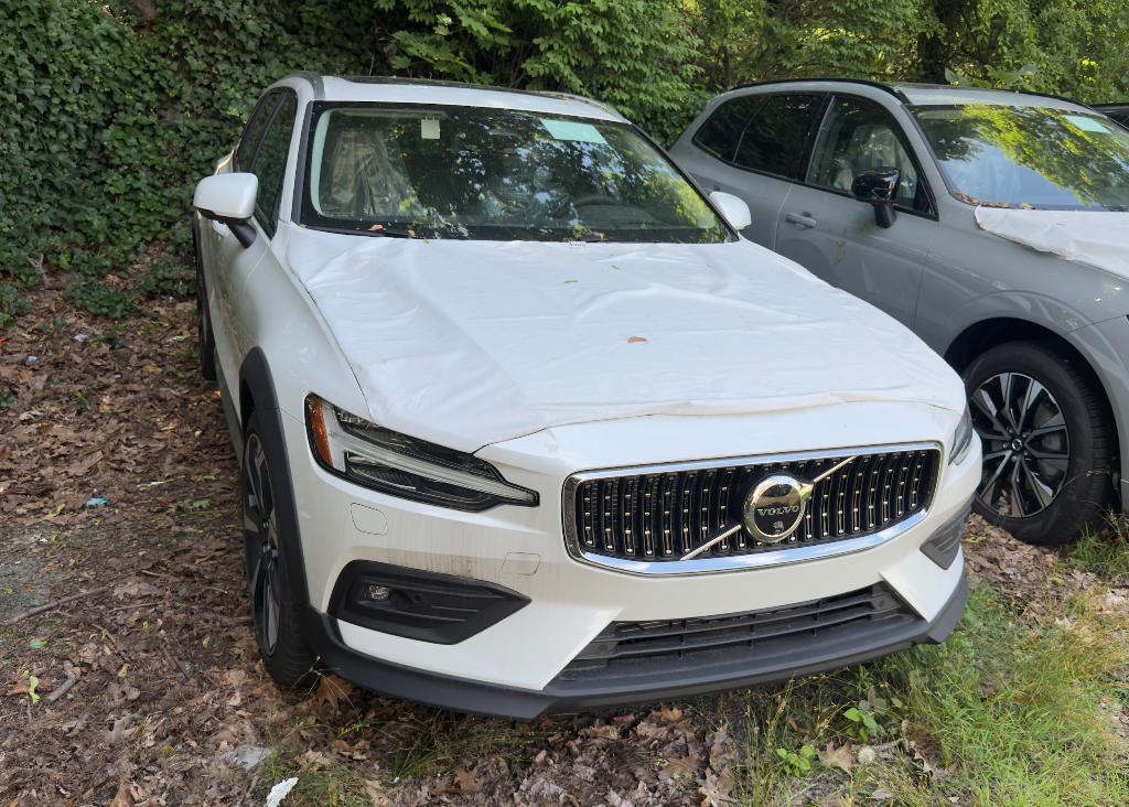 new 2025 Volvo V60 Cross Country car, priced at $53,557
