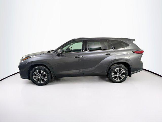 used 2022 Toyota Highlander car, priced at $41,419