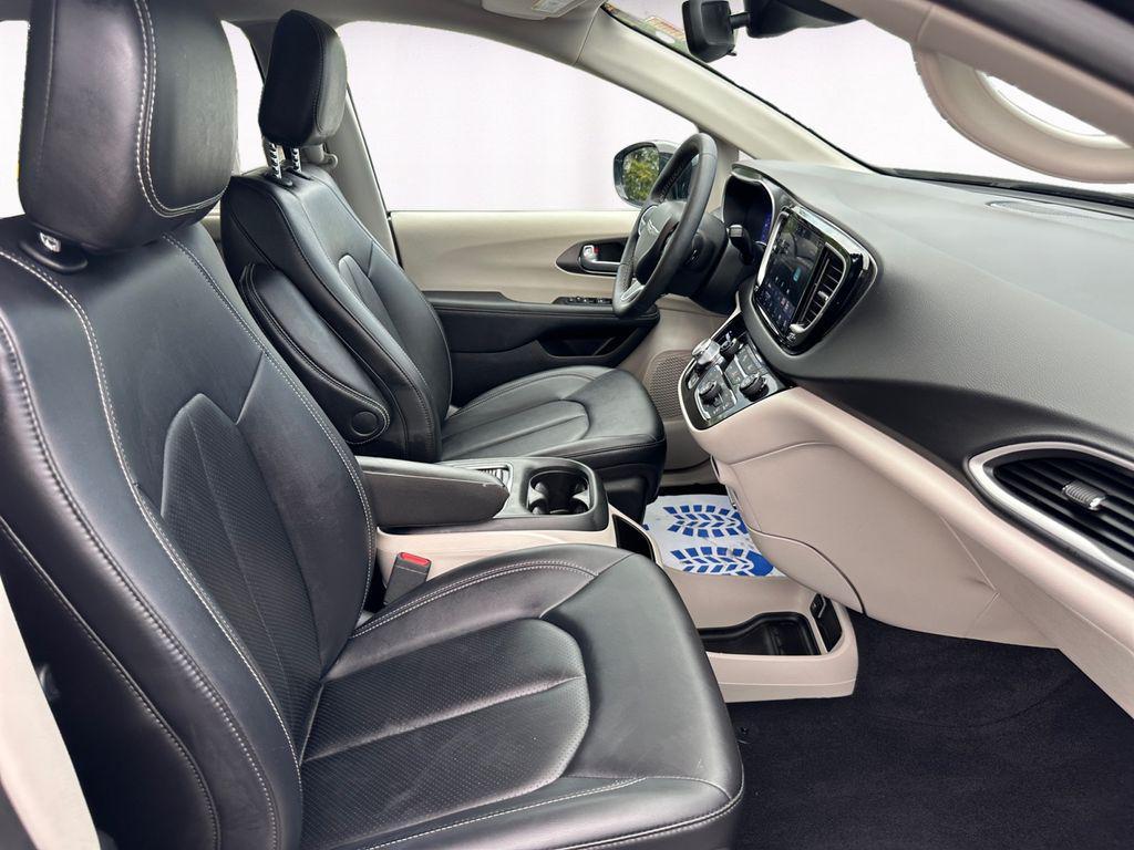 used 2024 Chrysler Pacifica car, priced at $29,300