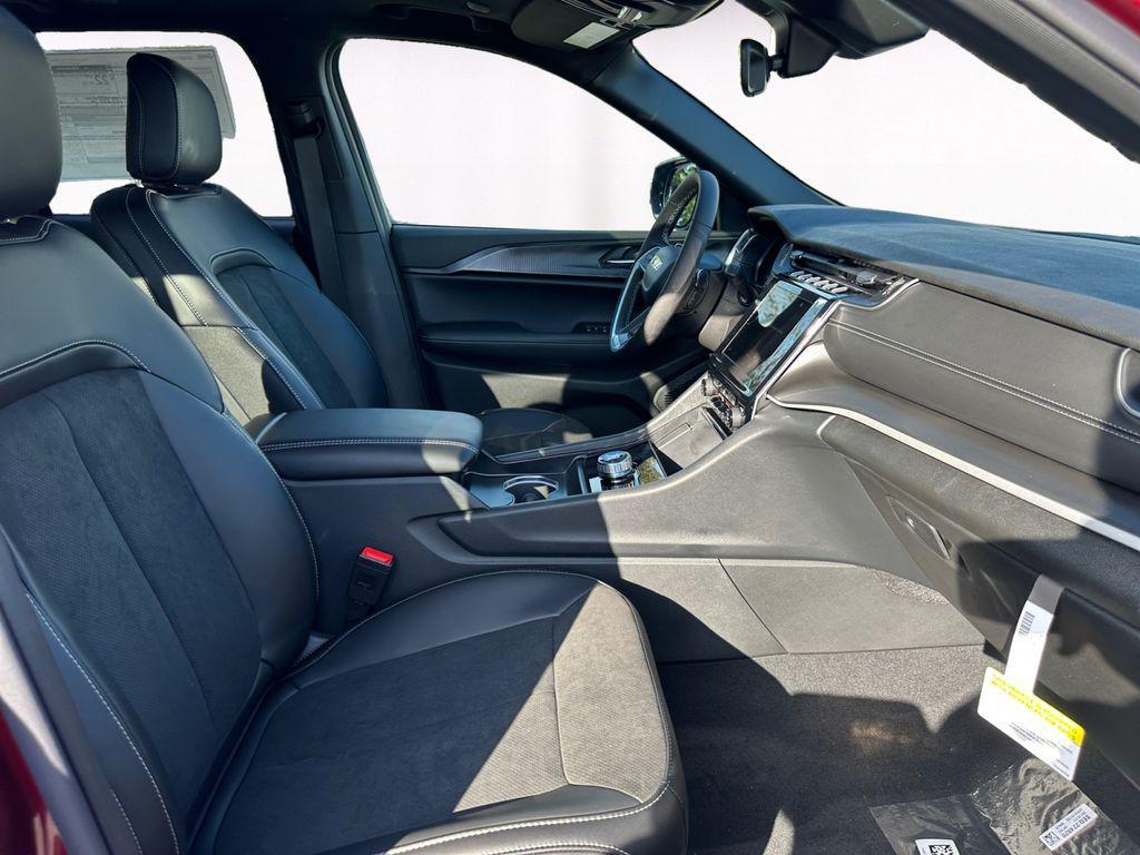 new 2025 Jeep Grand Cherokee car, priced at $40,653