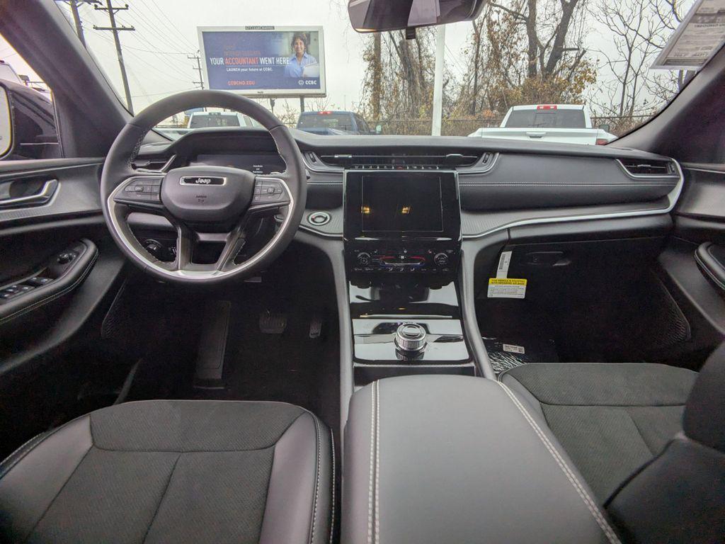 new 2025 Jeep Grand Cherokee car, priced at $43,574