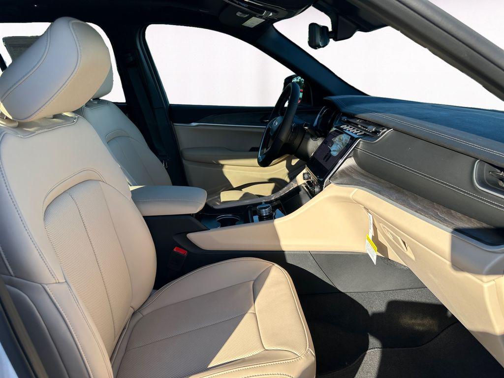 new 2025 Jeep Grand Cherokee car, priced at $45,991