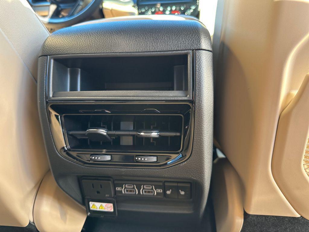 new 2025 Jeep Grand Cherokee car, priced at $45,991