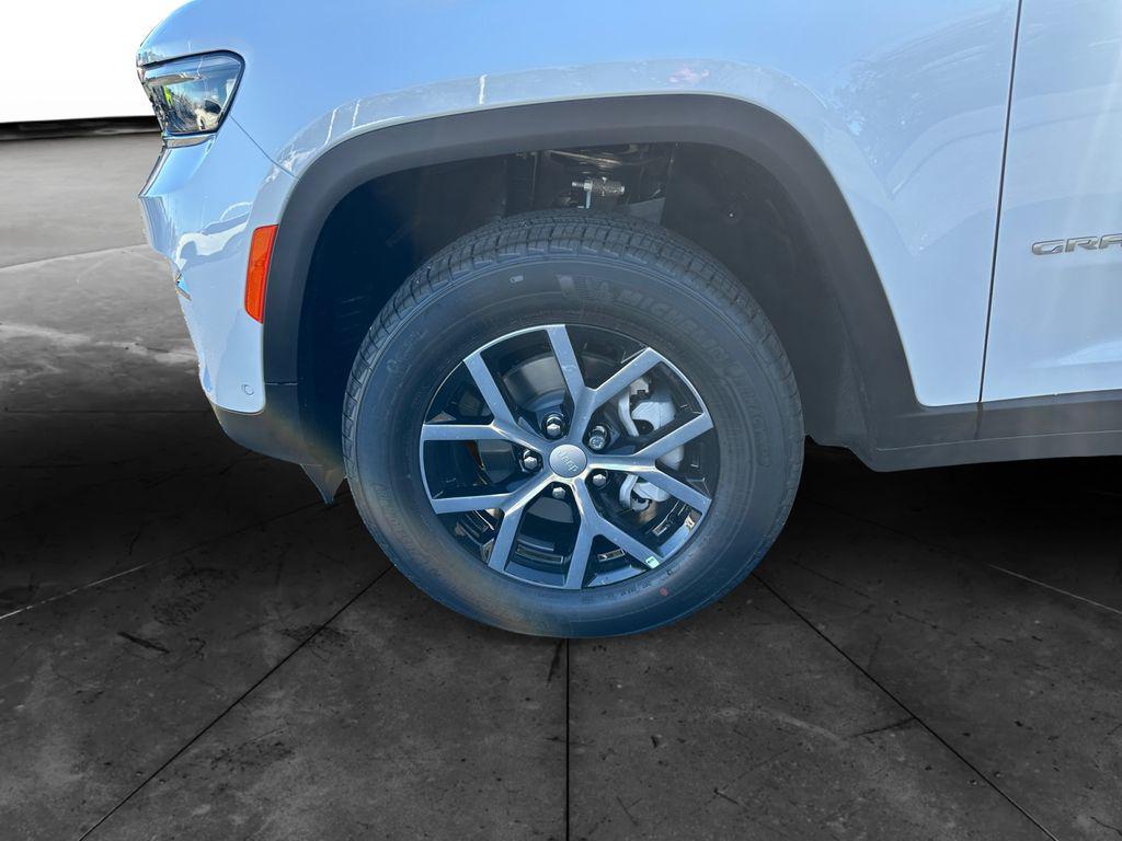 new 2025 Jeep Grand Cherokee car, priced at $45,991