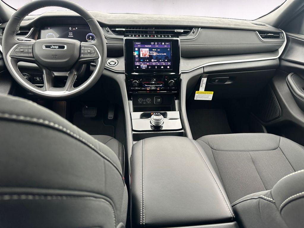 new 2025 Jeep Grand Cherokee car, priced at $39,695