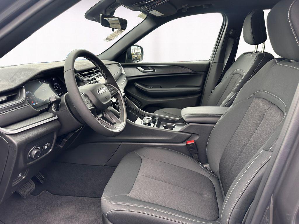 new 2025 Jeep Grand Cherokee car, priced at $39,695