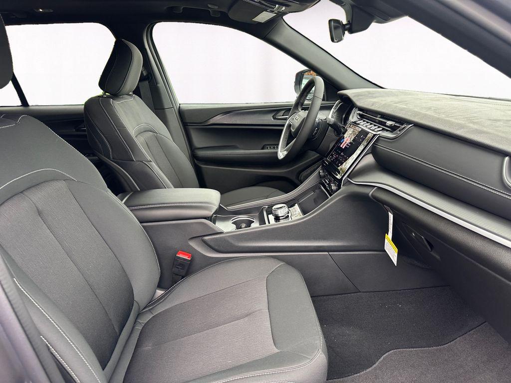 new 2025 Jeep Grand Cherokee car, priced at $39,695