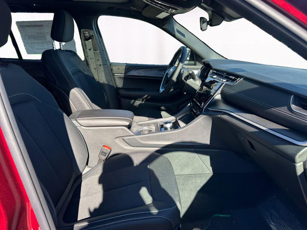 new 2025 Jeep Grand Cherokee car, priced at $36,647