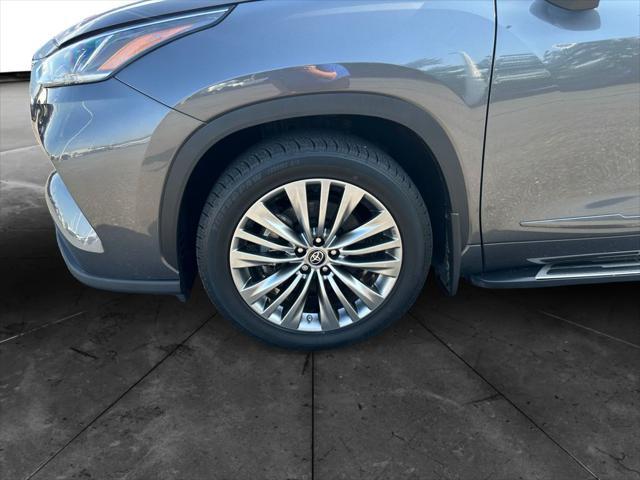 used 2021 Toyota Highlander car, priced at $38,500