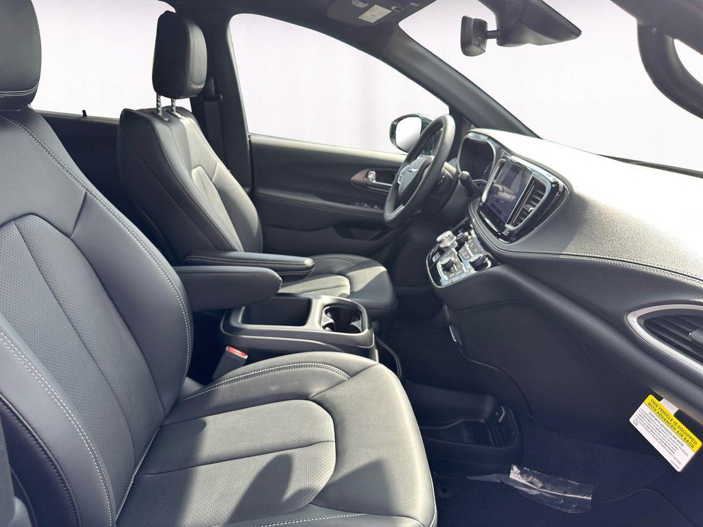 new 2025 Chrysler Pacifica car, priced at $35,853