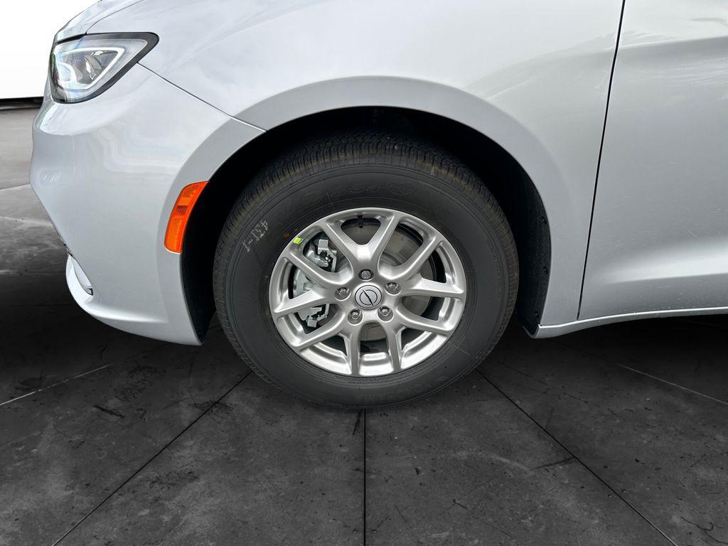 new 2026 Chrysler Pacifica car, priced at $40,302