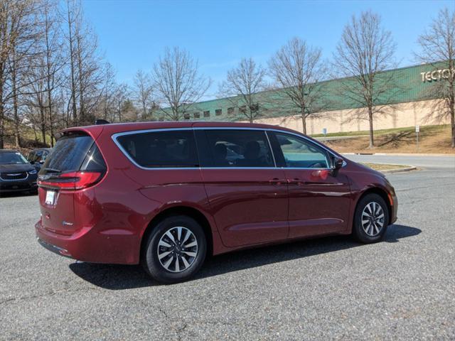 new 2023 Chrysler Pacifica Hybrid car, priced at $38,617