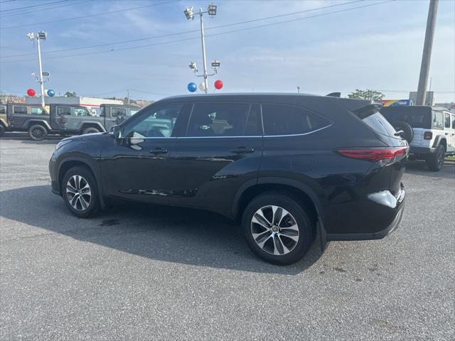 used 2022 Toyota Highlander car, priced at $40,561