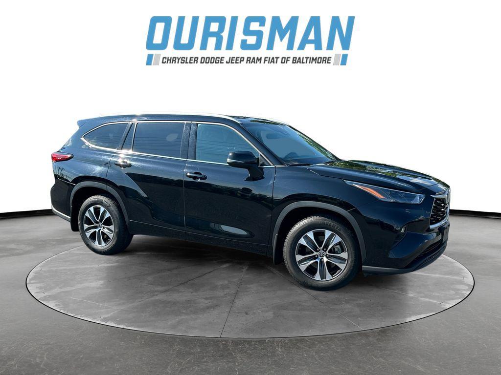 used 2022 Toyota Highlander car, priced at $32,000
