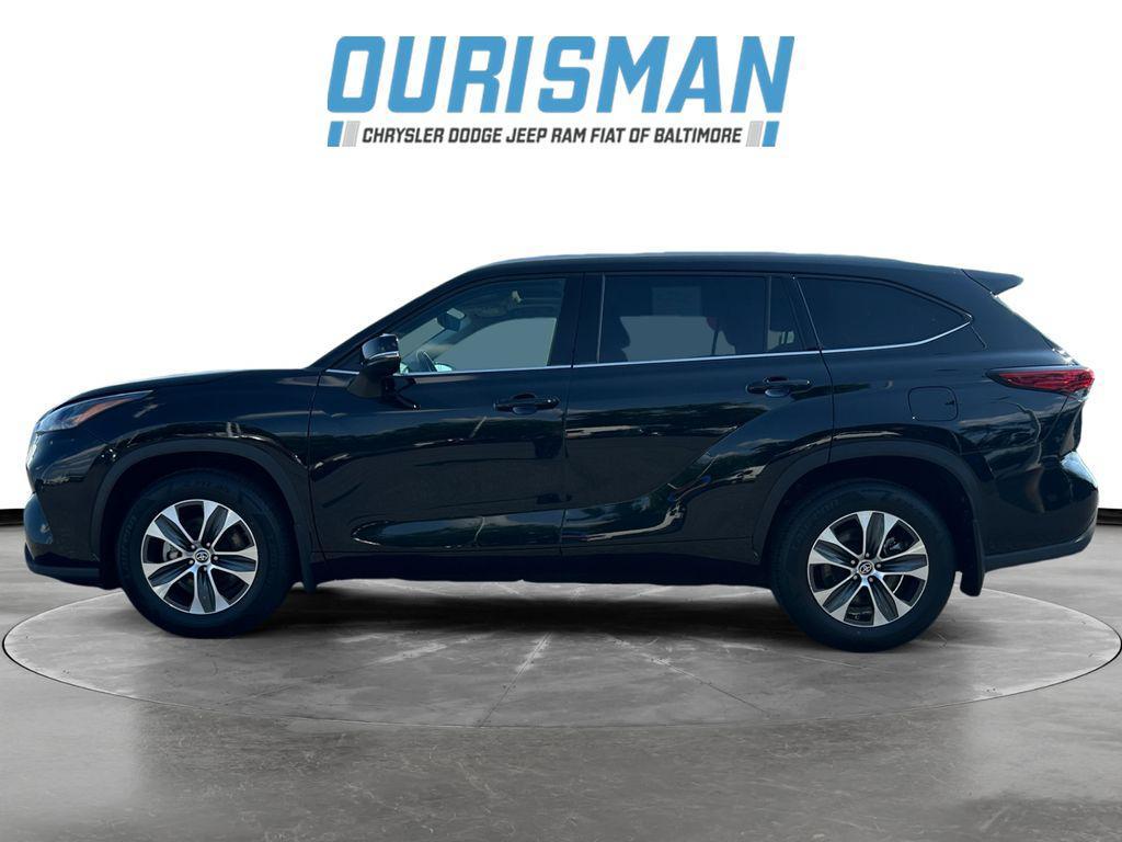 used 2022 Toyota Highlander car, priced at $32,000
