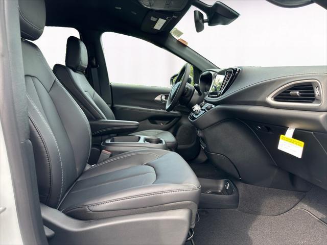 new 2025 Chrysler Pacifica car, priced at $39,060
