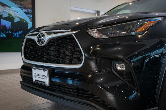 used 2022 Toyota Highlander car, priced at $37,995