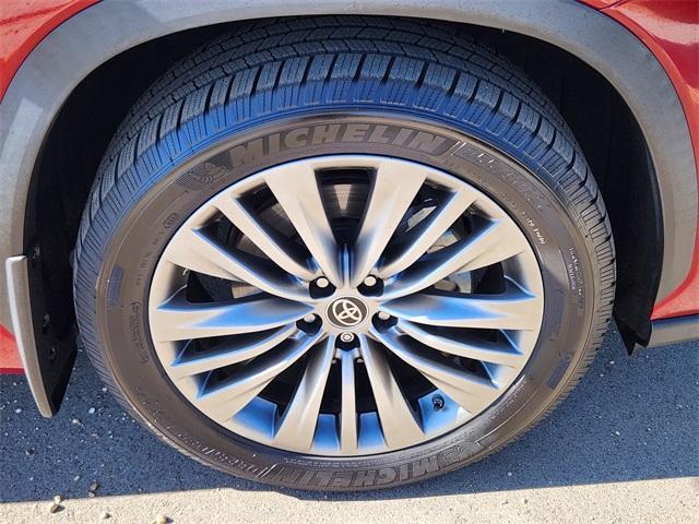 used 2021 Toyota Highlander car, priced at $37,200