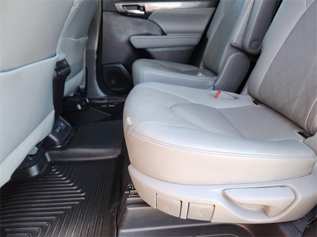used 2021 Toyota Highlander car, priced at $37,200
