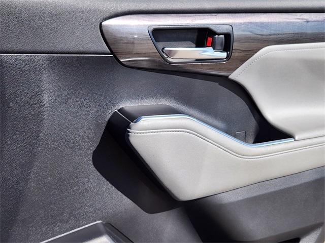 used 2021 Toyota Highlander car, priced at $37,200