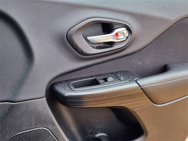 used 2015 Jeep Cherokee car, priced at $10,900