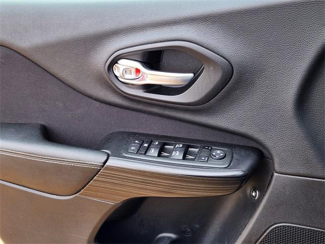 used 2015 Jeep Cherokee car, priced at $10,900