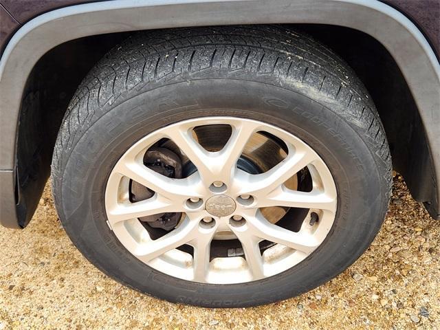 used 2015 Jeep Cherokee car, priced at $10,900