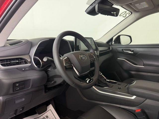 used 2020 Toyota Highlander Hybrid car, priced at $30,490