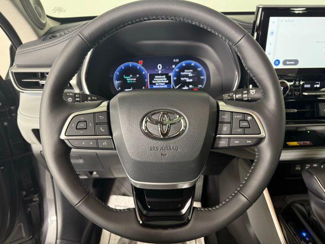 used 2025 Toyota Highlander car, priced at $53,990