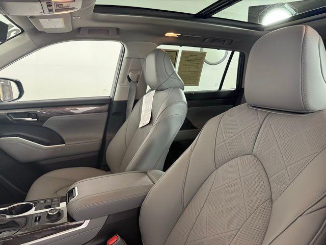 used 2025 Toyota Highlander car, priced at $53,990