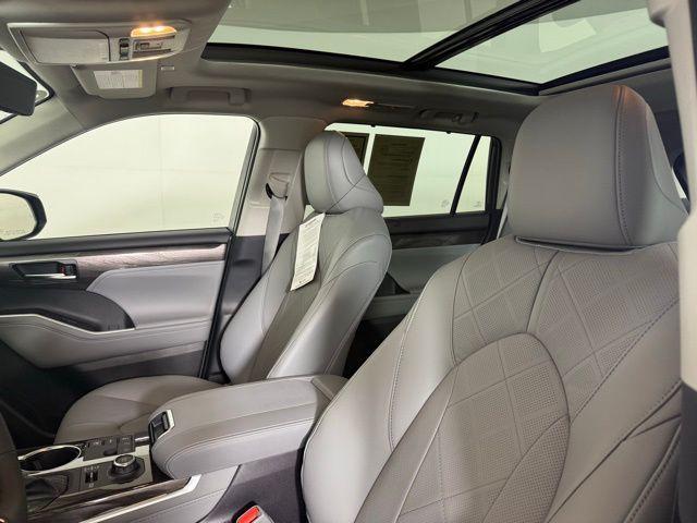 used 2025 Toyota Highlander car, priced at $53,990