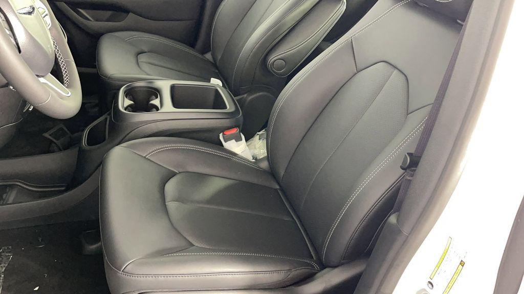 new 2025 Chrysler Pacifica car, priced at $39,950