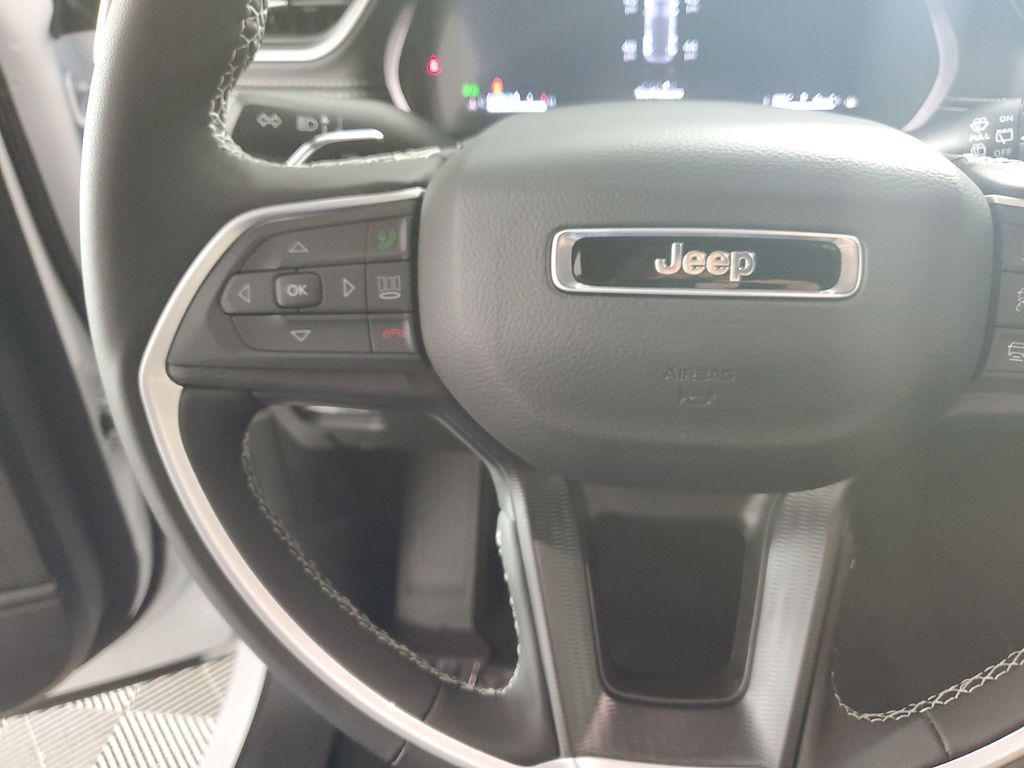 new 2025 Jeep Grand Cherokee car, priced at $42,750
