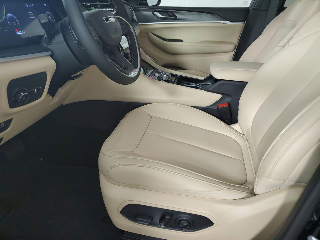 new 2025 Jeep Grand Cherokee car, priced at $48,950