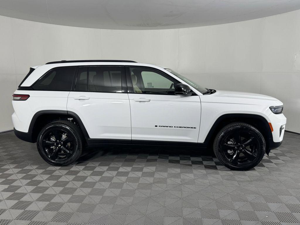 new 2025 Jeep Grand Cherokee car, priced at $48,550