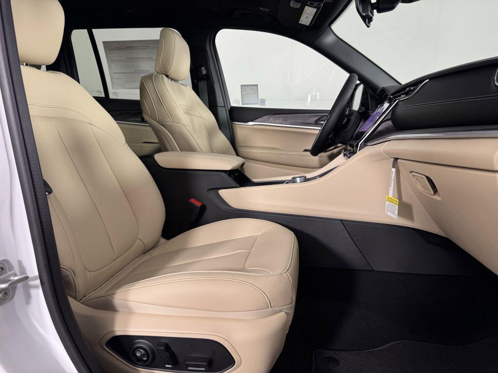 new 2025 Jeep Grand Cherokee car, priced at $48,550