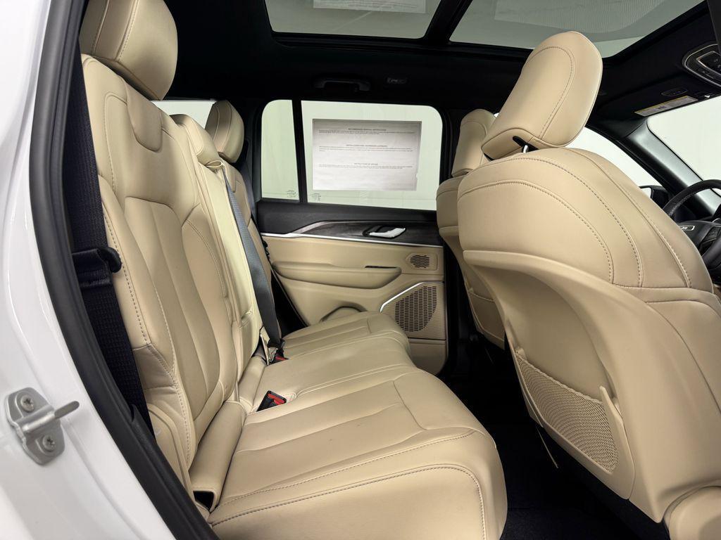 new 2025 Jeep Grand Cherokee car, priced at $48,550