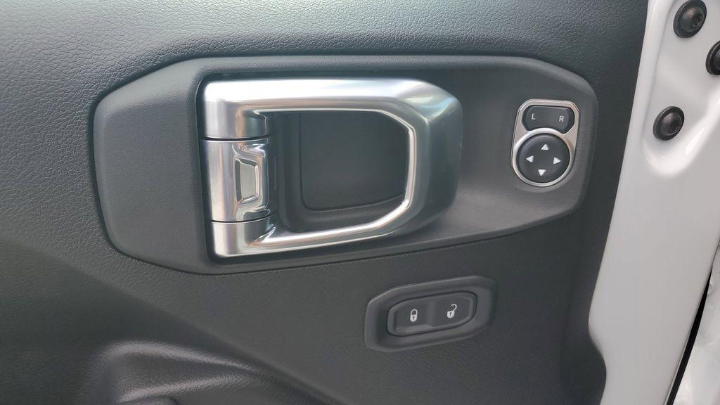 new 2025 Jeep Wrangler car, priced at $46,585